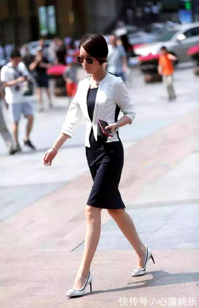 连衣裙|街拍小姐姐一身白色的服装搭配高腰的短裤,尽显时尚魅力