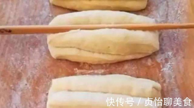 爷爷炸油条的秘方，不用泡打粉，只需加点“它”，出锅后蓬松酥软