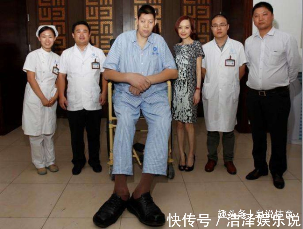 此人身高2米55,鞋子75码,如果身体健康打