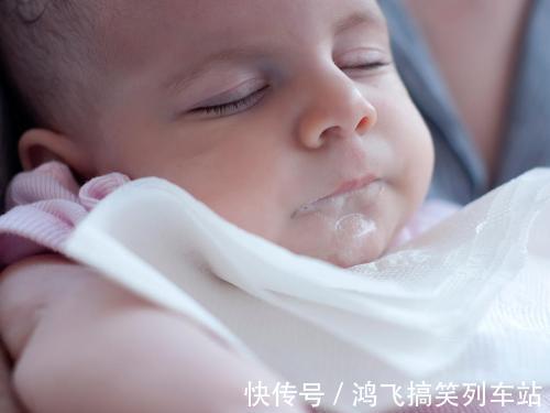 新生儿|新生儿吐奶,新手妈妈别只会拍背了,父母学会5个妙招更实用