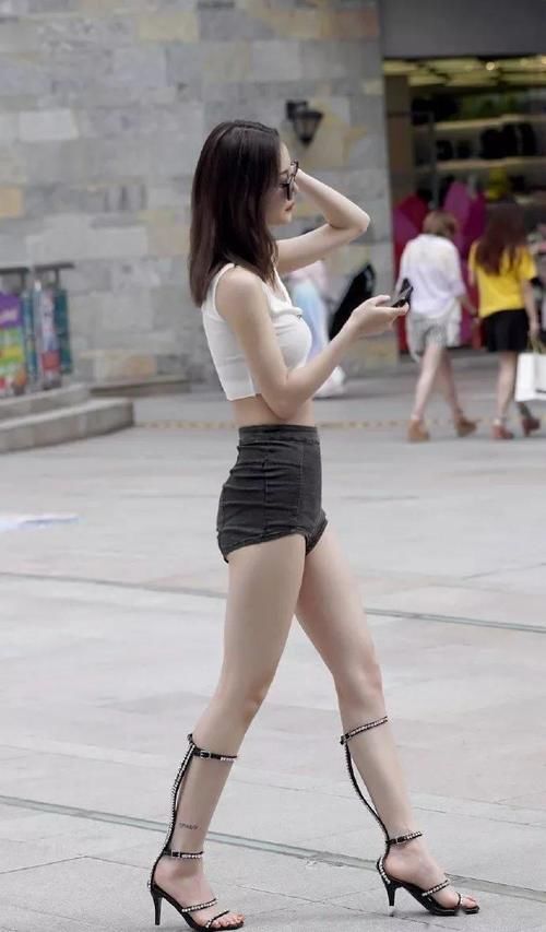 美女脚上搭配上一双气质的尖头高跟鞋，让她看上去有点酷