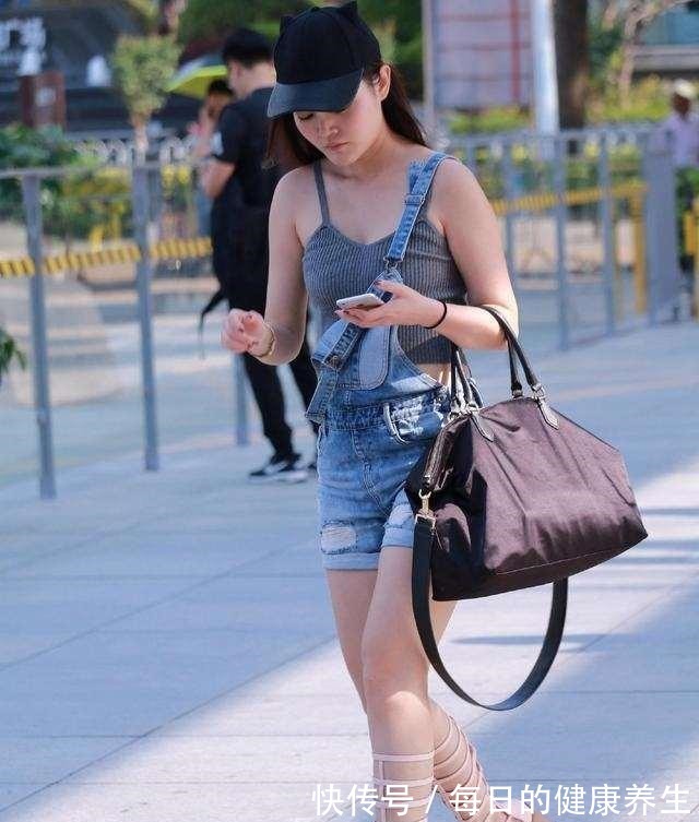 吊带 灰色紧身吊带搭配牛仔打底裤,穿出高级感,青春俏皮、青春活力!