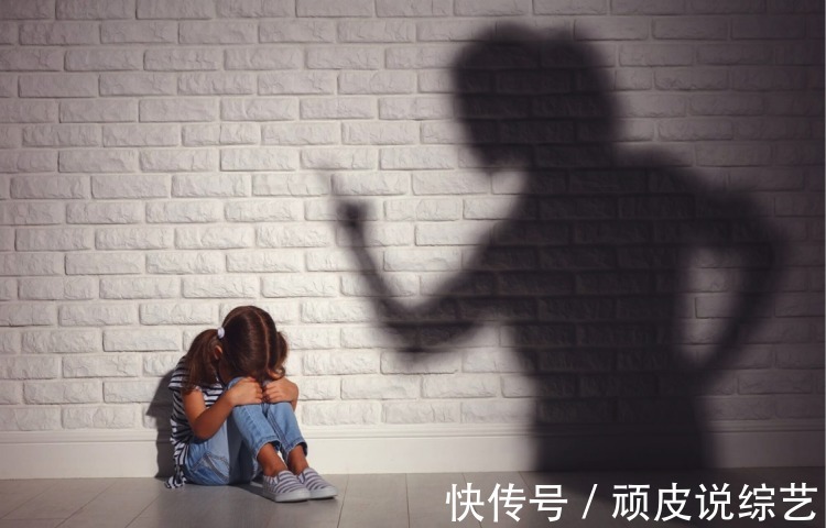 心理学|孩子被吼后,是顶嘴还是沉默暗示了长大的性格,影响孩子一生
