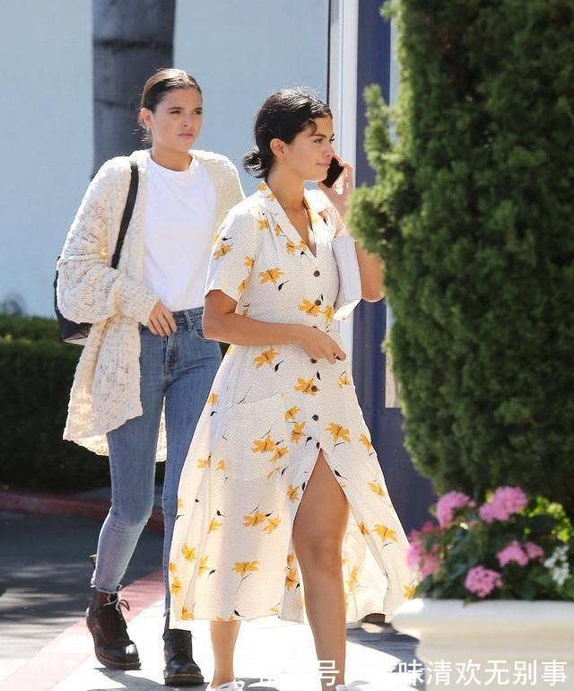 茶歇裙 赛琳娜终于回归, 穿浴袍大衣配阔腿裤油腻又老气, 换个发型老10岁!