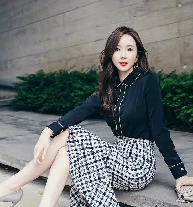 气质 秋冬气质穿搭轻熟风套装,长袖上衣搭配半身鱼尾包臀裙