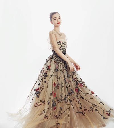 羽毛裙|杨颖美得真高调,穿一袭抹胸礼裙尽显浪漫气质,羡慕不来的高颜值