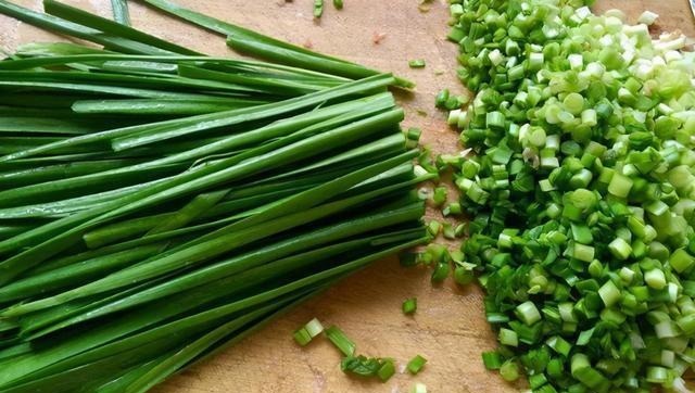 凉拌香椿|高血压患者不能吃韭菜?医生忠告:若想稳定血压,3种素食要少吃