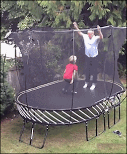 |搞笑GIF图:千万不能和大人一起玩跳跳床,不然就不是卡那了