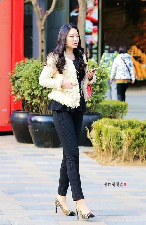 街拍：美女，用尖头细高跟添彩春装