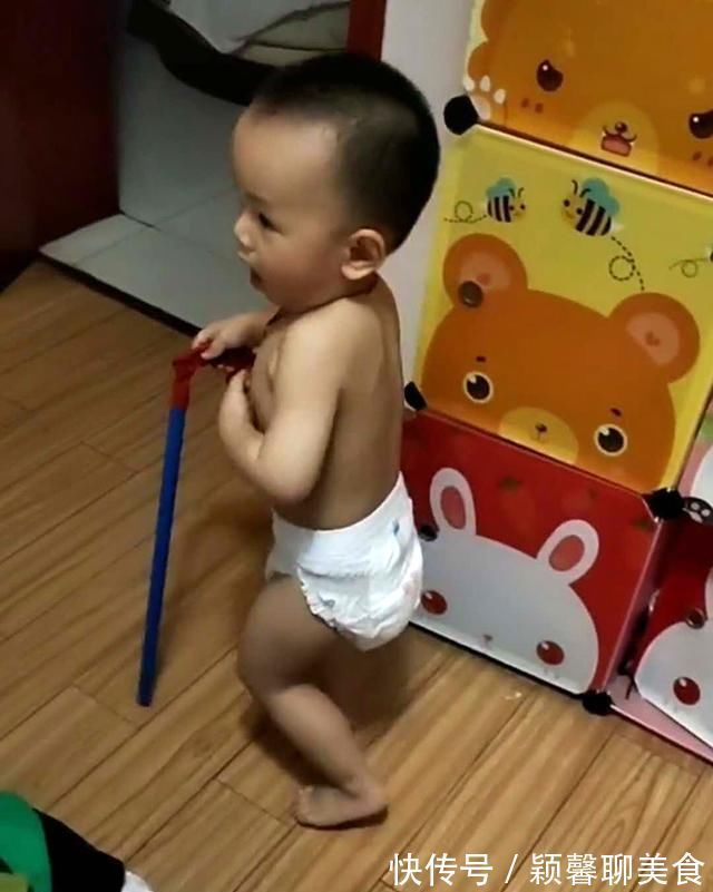 爷爷|宝宝半夜不睡觉，下床模仿爷爷走路，手中道具笑翻网友人小鬼大