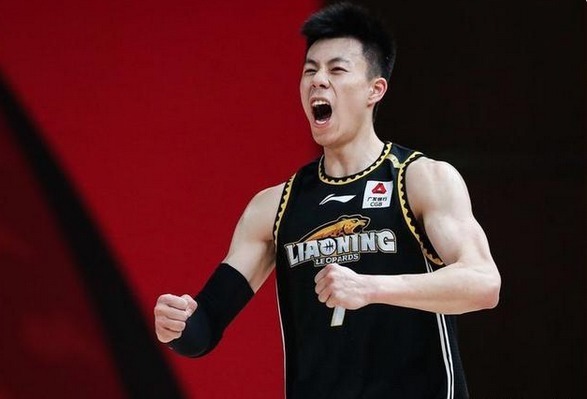 |搞笑,张镇麟晒戴眼镜帅照,广东宏远教练:请停止在我们头上暴扣