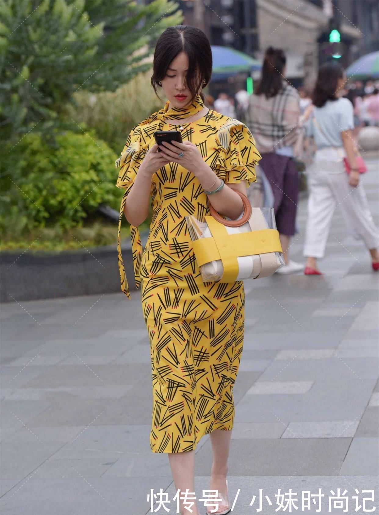 街拍:黄长裙个性又时髦,包包设计独特的潮流,独特的穿搭不爱吗?