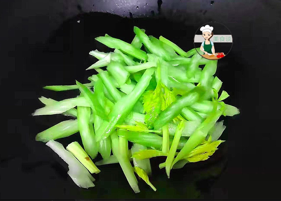 入秋后，记得多吃“一白一绿”，不放肉炒也很鲜香，秋天吃特养人