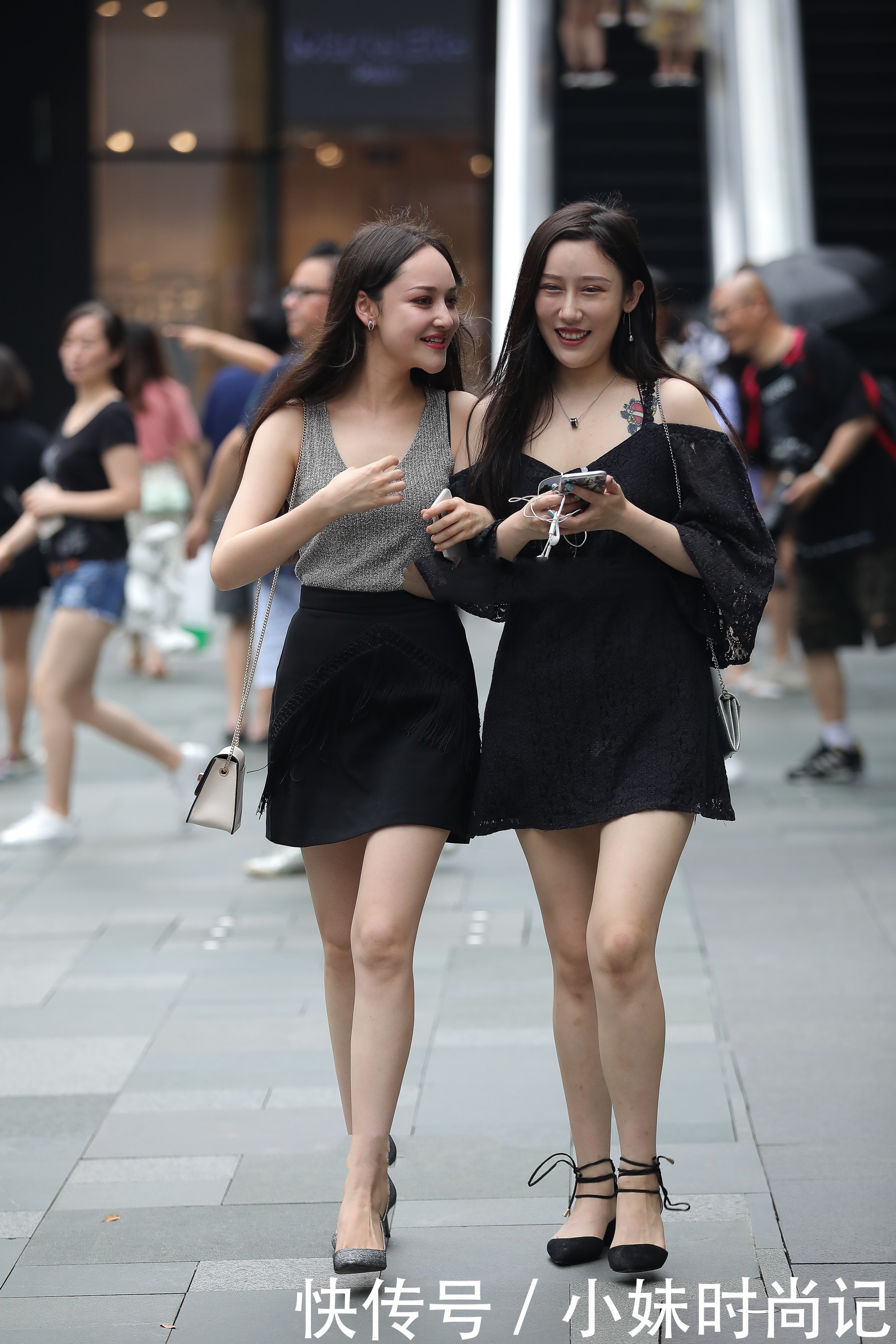 针织面料|街拍:灰色的针织背心, 穿着减龄又时尚, 而且还是百搭单品