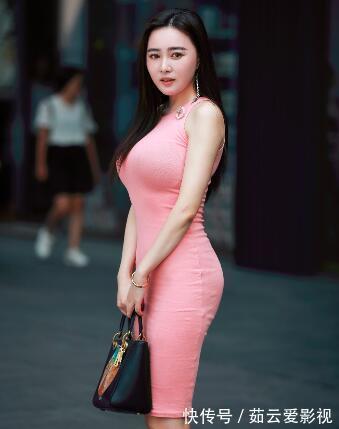 街拍 美女穿搭:小姐姐爱穿展现个性的紧身裙,凸显身材美,让人挪不开眼!