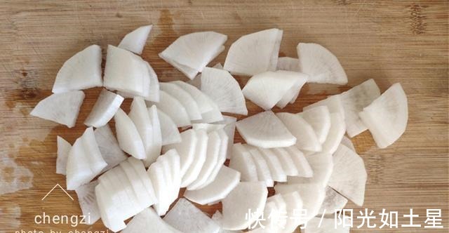 天冷了,有钱没钱这汤要常喝,润肺降秋燥,热乎乎一大锅,真鲜啊!