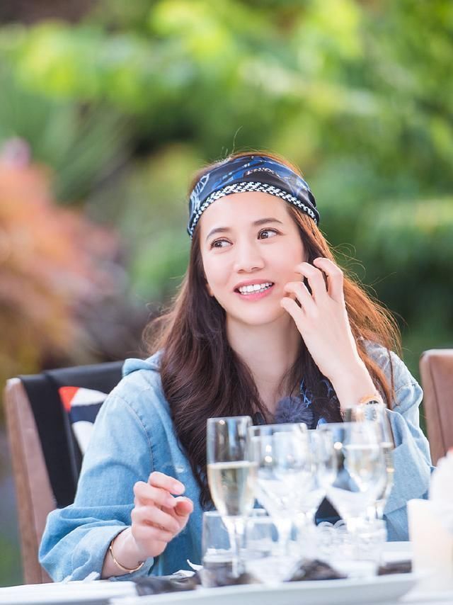 别小看一条丝巾,夏日想搭出活力全靠它,8种时髦系法简单又出彩