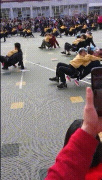 |搞笑GIF：本以为两个人要摔跤，再一看原来是在切磋跳舞