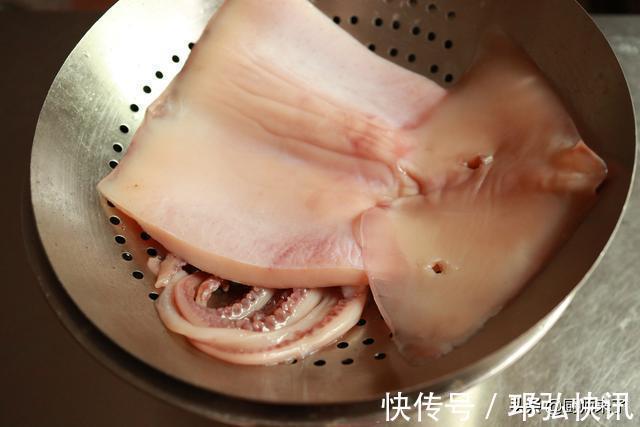 干鱿鱼只用水是泡不软的,厨师来了教你水发鱿鱼,海味干货变海鲜