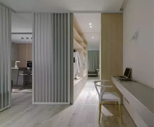 移门|53㎡简约风单身公寓，不做电视墙，巧用移门做隔断，设计很巧妙！