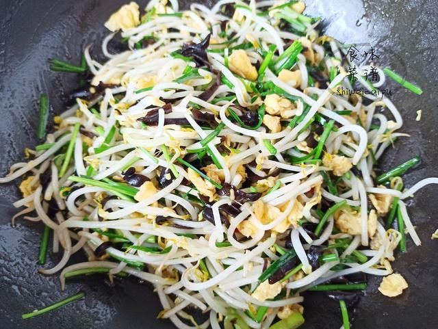 搅拌均匀|韭菜怎么搭配才好吃？分享5种不同的做法，鲜香又美味，老少皆宜