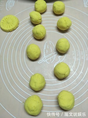 好吃|南瓜最新做法，不煎不炸还不煮，做出来筋道十足，太好吃了