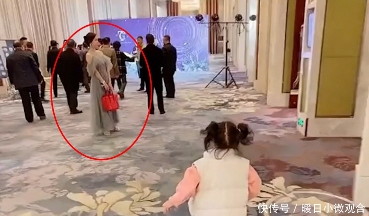 妈妈去当伴娘，让女儿叫自己“姐姐”，老公：你想给她换个爸？