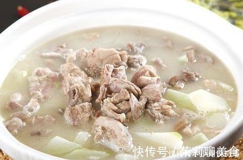 炖羊肉时,香料用不着放太多,只放3样就够了,羊肉鲜美,没膻味