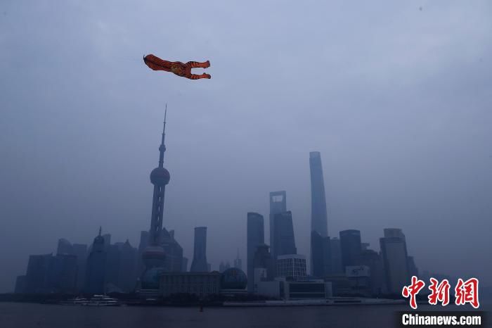 合影留念$民众在上海外滩迎2022年春节