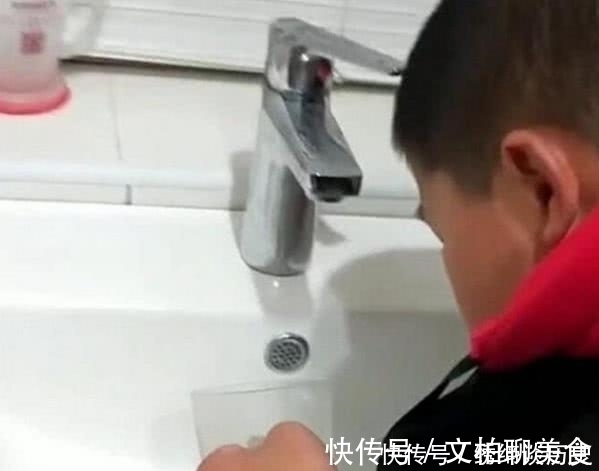 当家长|宝妈发现儿子刷牙一动不动,十分钟还没刷完,走近后却忍不住泪目