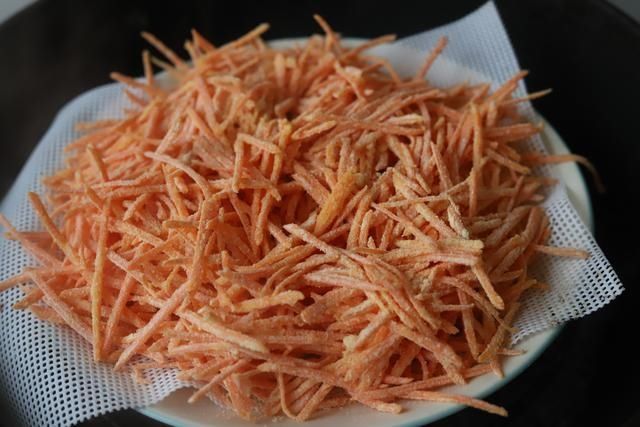 软香|跟妈妈学了个胡萝卜的新吃法,软香不上火,头一次做就成功了