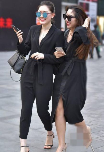 街拍:气质优雅的辣妈,一条迷人的长裙,尽显成熟女人味!