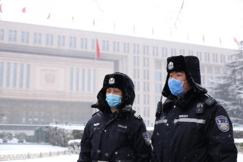 初雪|虎年初雪映京华！银装素裹中看“警”色