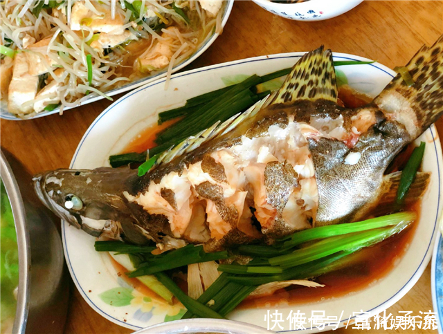 香煎带鱼|三代同堂给外婆过生日，老妈特意下厨，有荤有素，大家都吃嗨了！