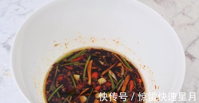 家常秘制腌黄瓜,做法简单,鲜香美味嘎嘣脆!