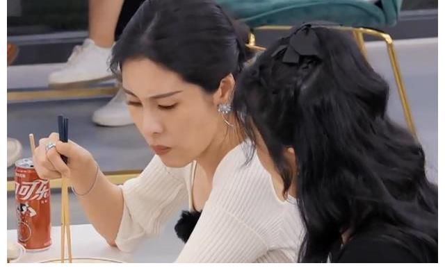 后厨|五个嘉宾都不会做菜，客人吃到生米线，难怪《中餐厅5》评分暴跌