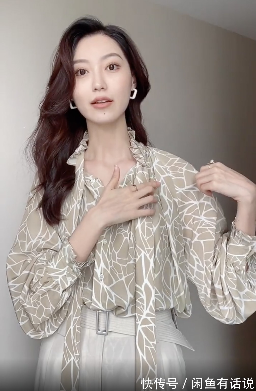 面料|素人博主亲身示范，穿衣想摆脱“廉价感”，做好这3点优雅还显贵