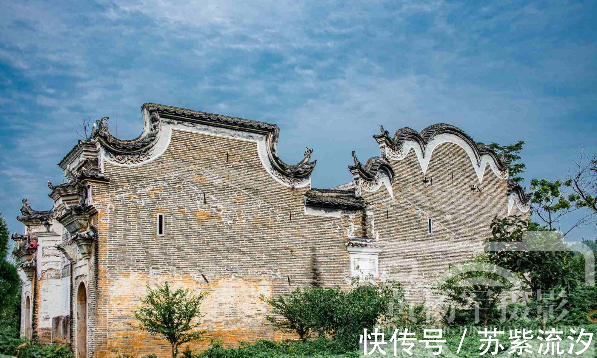 建筑|中国客家人最多的城市，一村祠堂文化浓建筑精美，依山傍水景色美