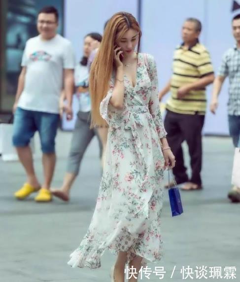 街拍美图身材完美的小姐姐,穿搭时髦,充满知性韵味