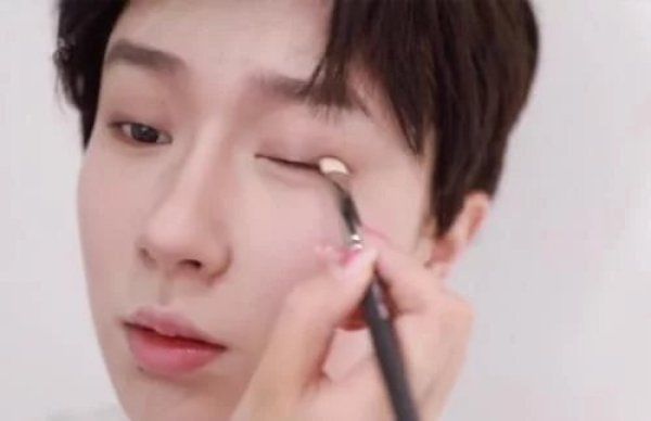 |小姐姐仿妆“易烊千玺”,开始别搞笑了,最后请带妆见我