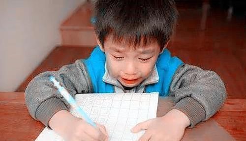 一年级|儿子被罚抄“足”字,宝妈拍照上传后走红,网友笑翻:有内味儿了