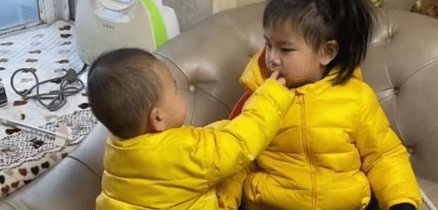 小怂怂|“小怂怂弟弟”在姐姐面前服软,打归打,闹归闹,姐弟情永不变!