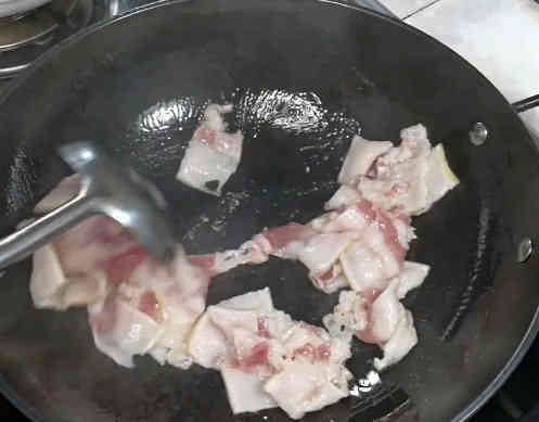 技巧|香菇炒肉怎么做才好吃,饭店大厨教你一个小技巧,好吃到停不下来