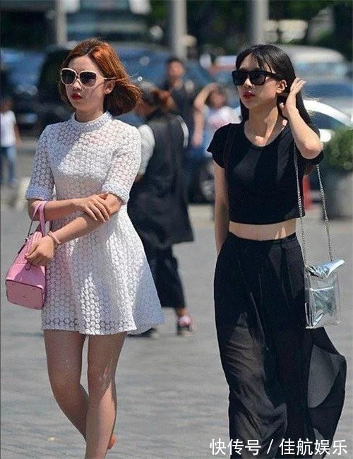 素色|街拍：长发飘飘的美女，一身素色的穿搭，尽显温婉女神的气息