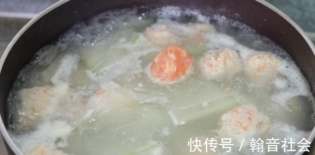 女儿生日,妈妈做了一桌菜,还有一个大蛋糕,满满的都是爱