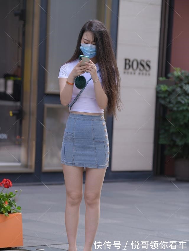 小姐姐 紧身T恤搭配紧身牛仔裤裙，清新活泼，满满的少女感！