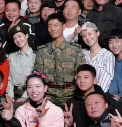  霸屏|肖战即将开启霸屏模式！3部作品均要定档，海报再登优秀报刊