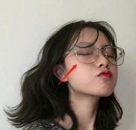 女生|脸上拥有这三个特征的女生,最适合戴眼镜,颜值高到让人心动