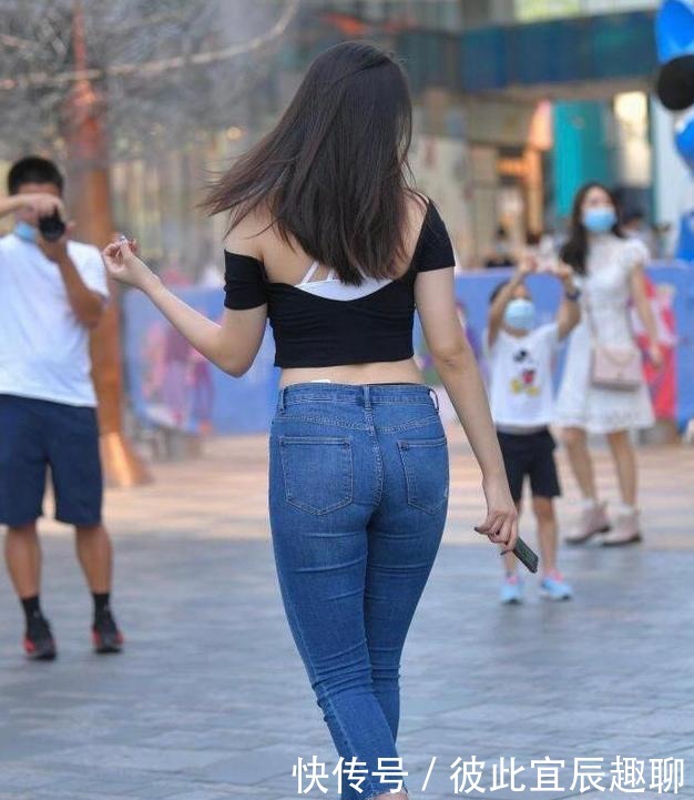 漂亮女孩|漂亮女孩穿着黑色上衣和牛仔裤,展现青春魅力,时尚又迷人