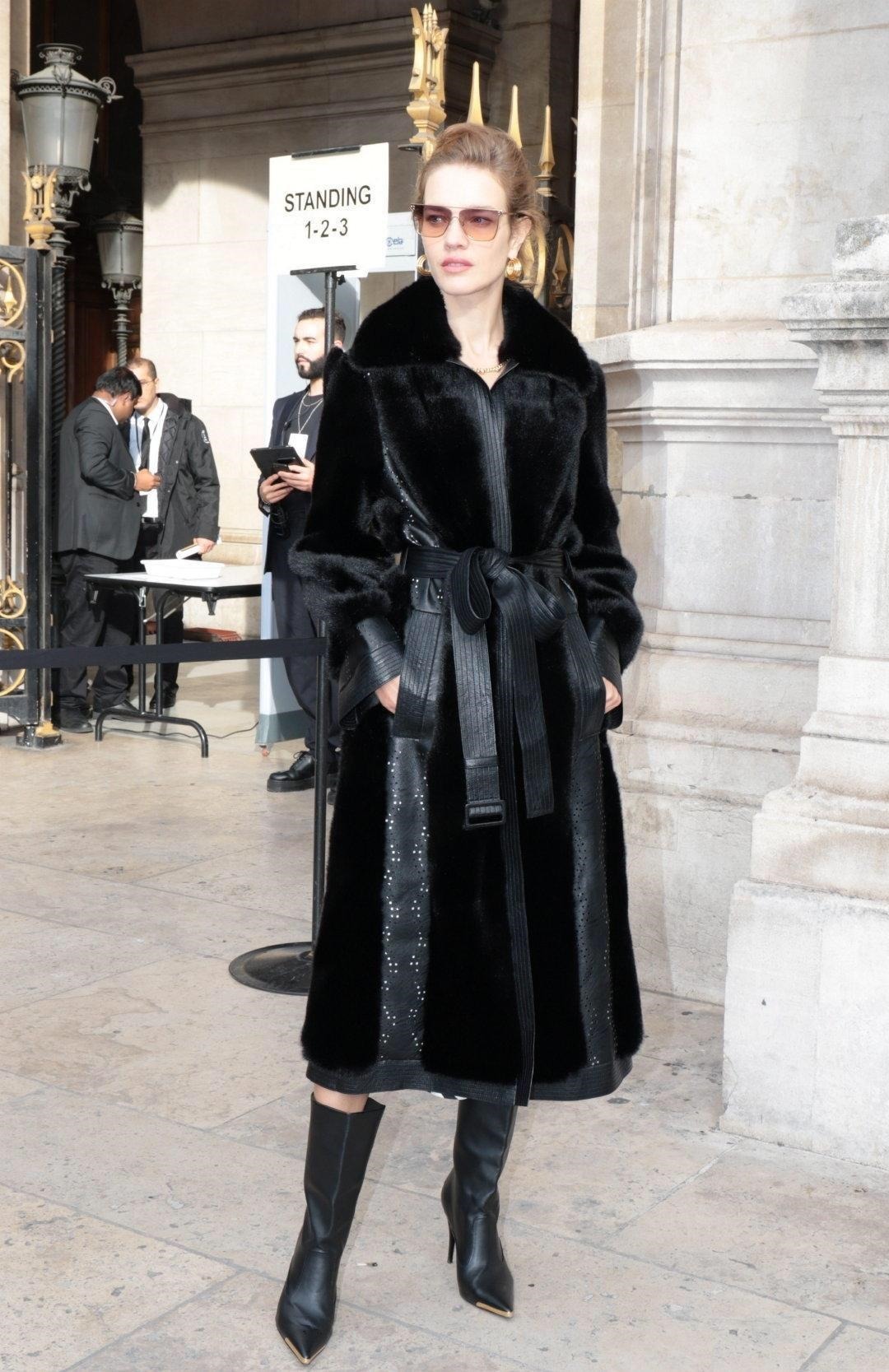 LV太子妃气质开挂!穿一件黑色毛绒大衣显得雍容华贵,高级洋气